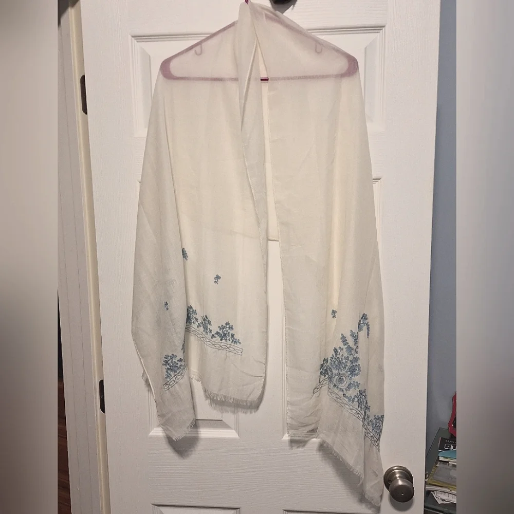 Off-White Scarf w/ Detailed Light Blue Flowers
